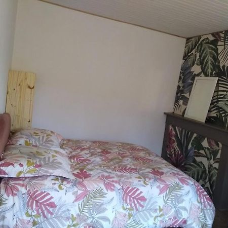 Appartement Cozy Dans Maison Privee Tauves Exterior photo