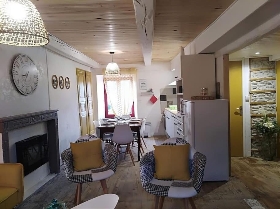 Appartement Cozy Dans Maison Privee Tauves Exterior photo