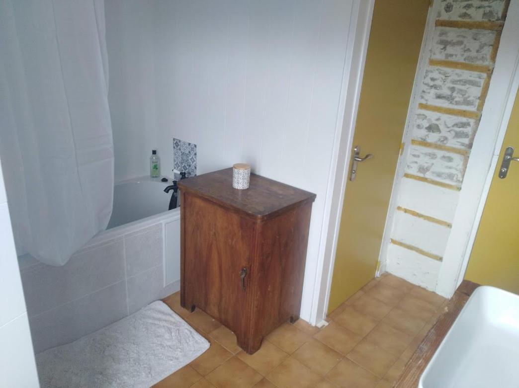 Appartement Cozy Dans Maison Privee Tauves Exterior photo